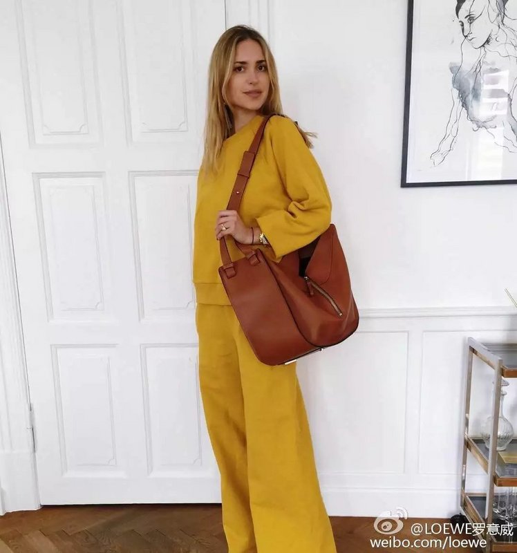 Loewe Cowhide Leather Hammock Bag LW17114 Loewe Cowhide Leather Hammock Bag LW17114