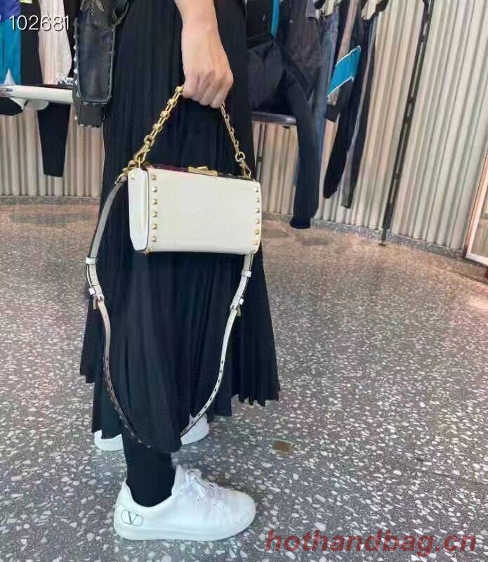 VALENTINO GARAVANI Rockstud Alcove Grain calf shoulder bag V0189 white VALENTINO GARAVANI Rockstud Alcove Grain calf shoulder bag V0189 white