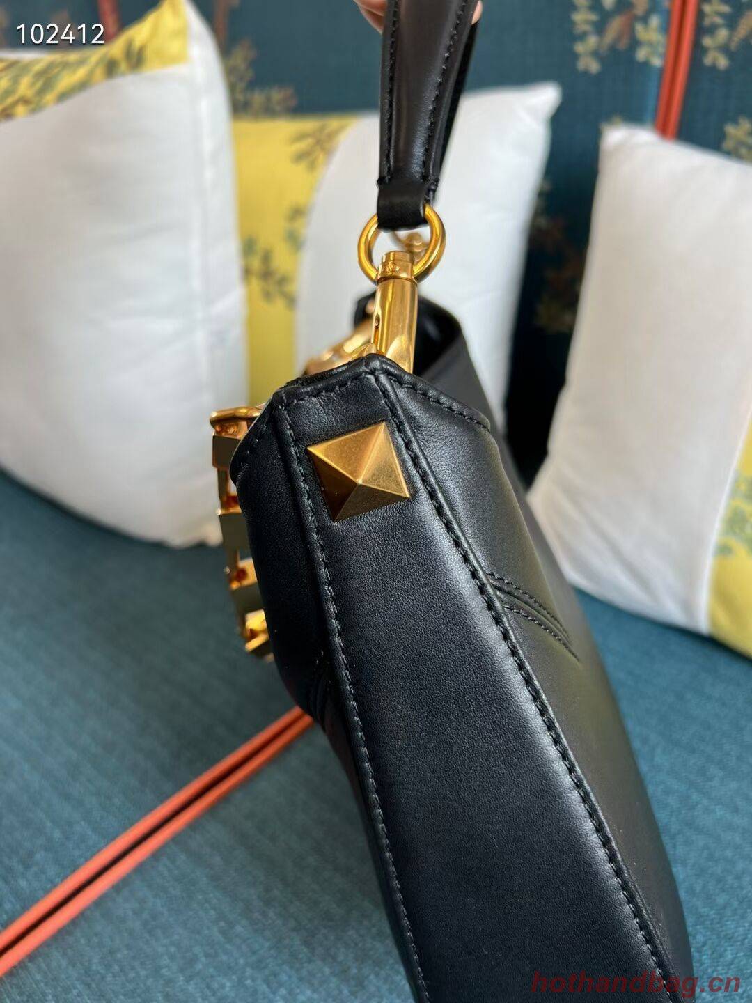 VALENTINO GARAVANI Loco Calf leather bag V2028 black VALENTINO GARAVANI Loco Calf leather bag V2028 black