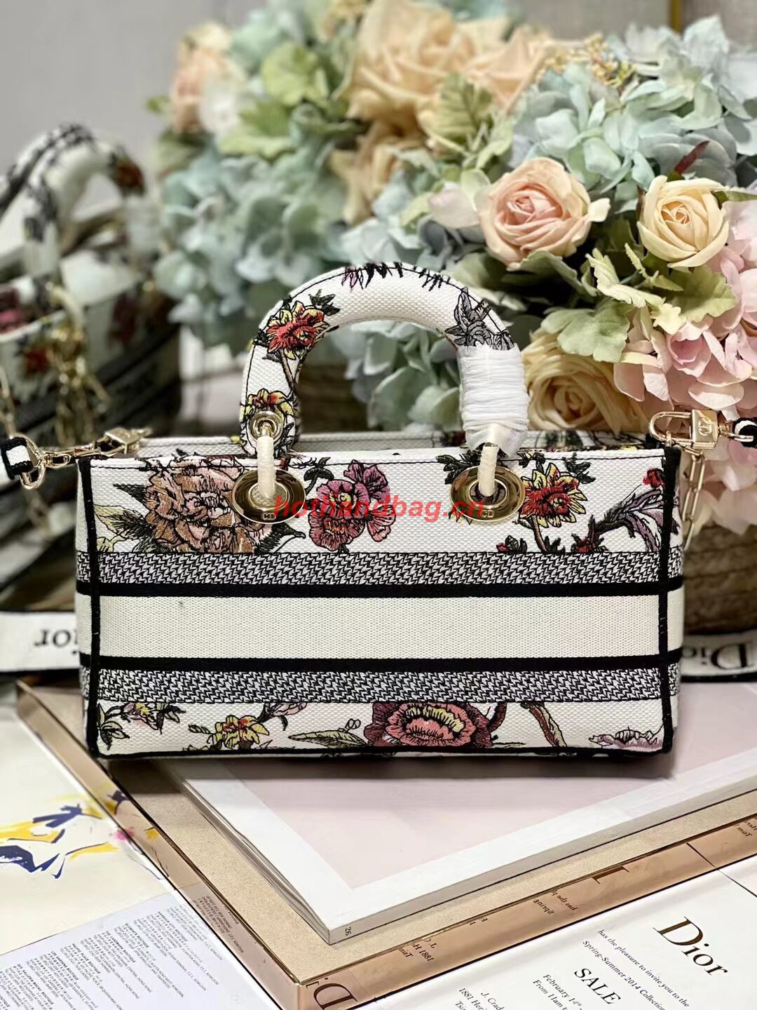 Dior MEDIUM LADY D-JOY BAG Multicolor Petites Fleurs Embroidery M0540ON Dior MEDIUM LADY D-JOY BAG Multicolor Petites Fleurs Embroidery M0540ON