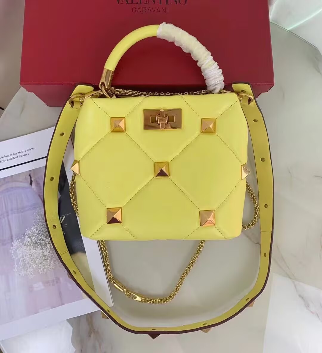 Medium VALENTINO ROMAN STUD chain Denim 0093 yellow Medium VALENTINO ROMAN STUD chain Denim 0093 yellow