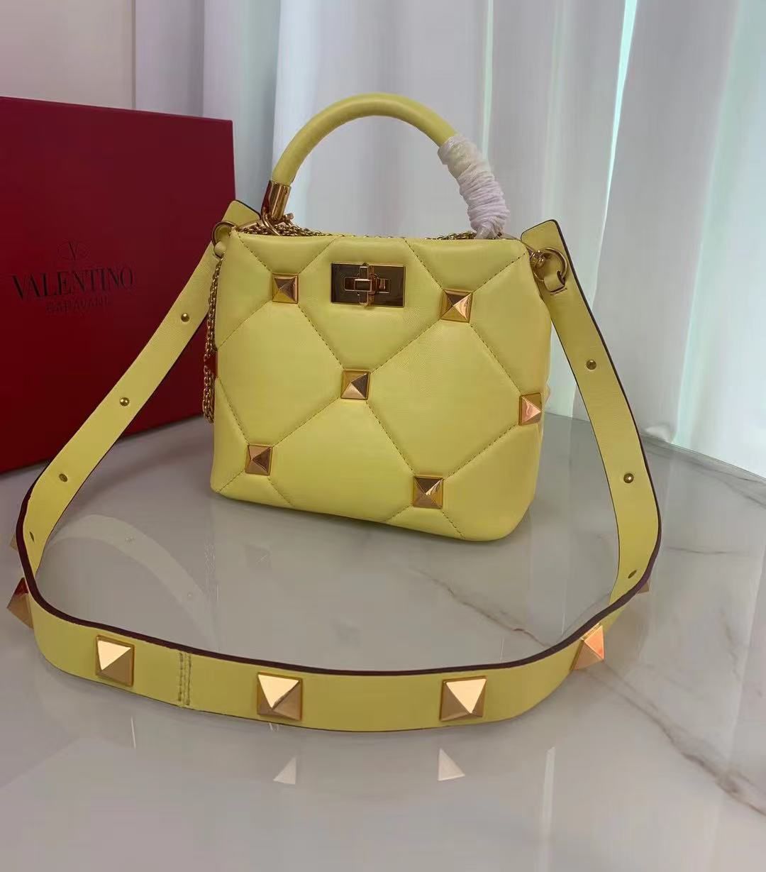 Medium VALENTINO ROMAN STUD chain Denim 0093 yellow Medium VALENTINO ROMAN STUD chain Denim 0093 yellow