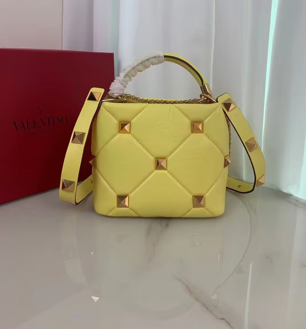 Medium VALENTINO ROMAN STUD chain Denim 0093 yellow Medium VALENTINO ROMAN STUD chain Denim 0093 yellow