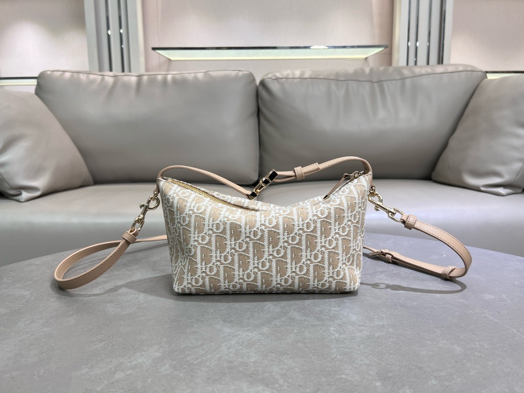 MEDIUM DIORTRAVEL NOMAD POUCH Oblique Jacquard S5554O Natural