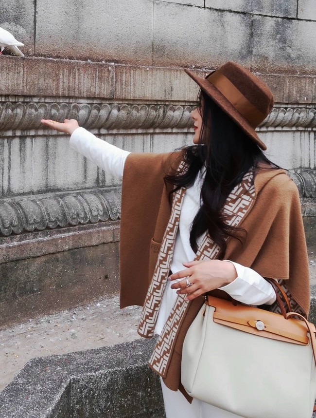 Fendi Cashmere cape FXX724