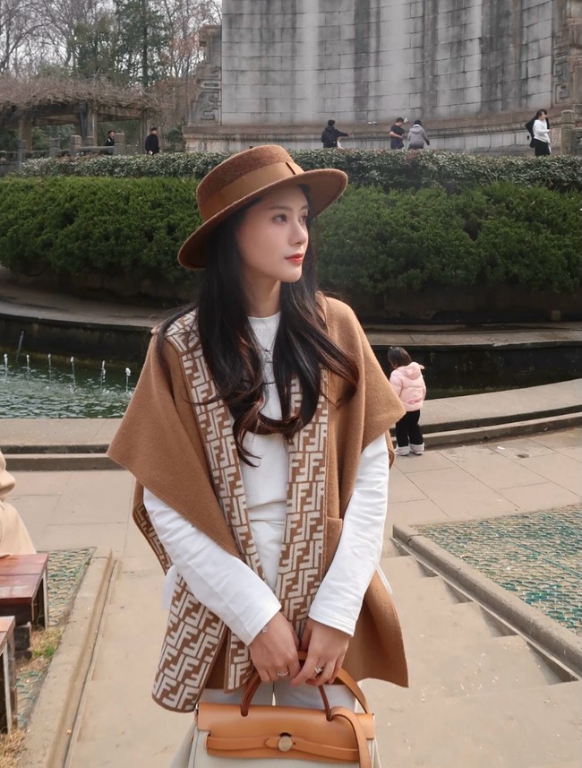 Fendi Cashmere cape FXX724