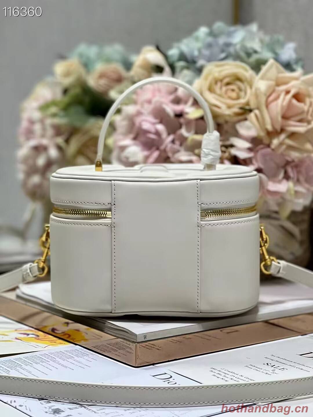 SMALL CD SIGNATURE VANITY CASE Calfskin with Embossed CD Signature S2203UTZQ Latte SMALL CD SIGNATURE VANITY CASE Calfskin with Embossed CD Signature S2203UTZQ Latte