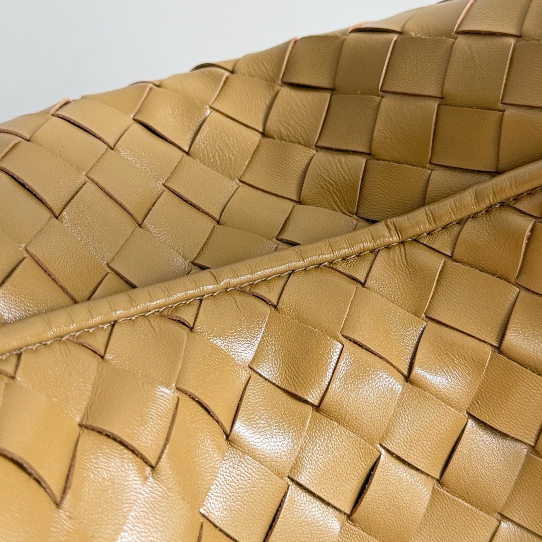 Bottega Veneta Hop Shoulder bag with Intrecciato craftsmanship in calf leather 796262 Dark praline