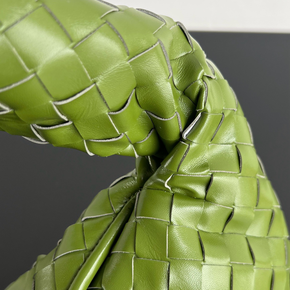 Bottega Veneta Hop Shoulder bag with Intrecciato craftsmanship in calf leather 796262 green