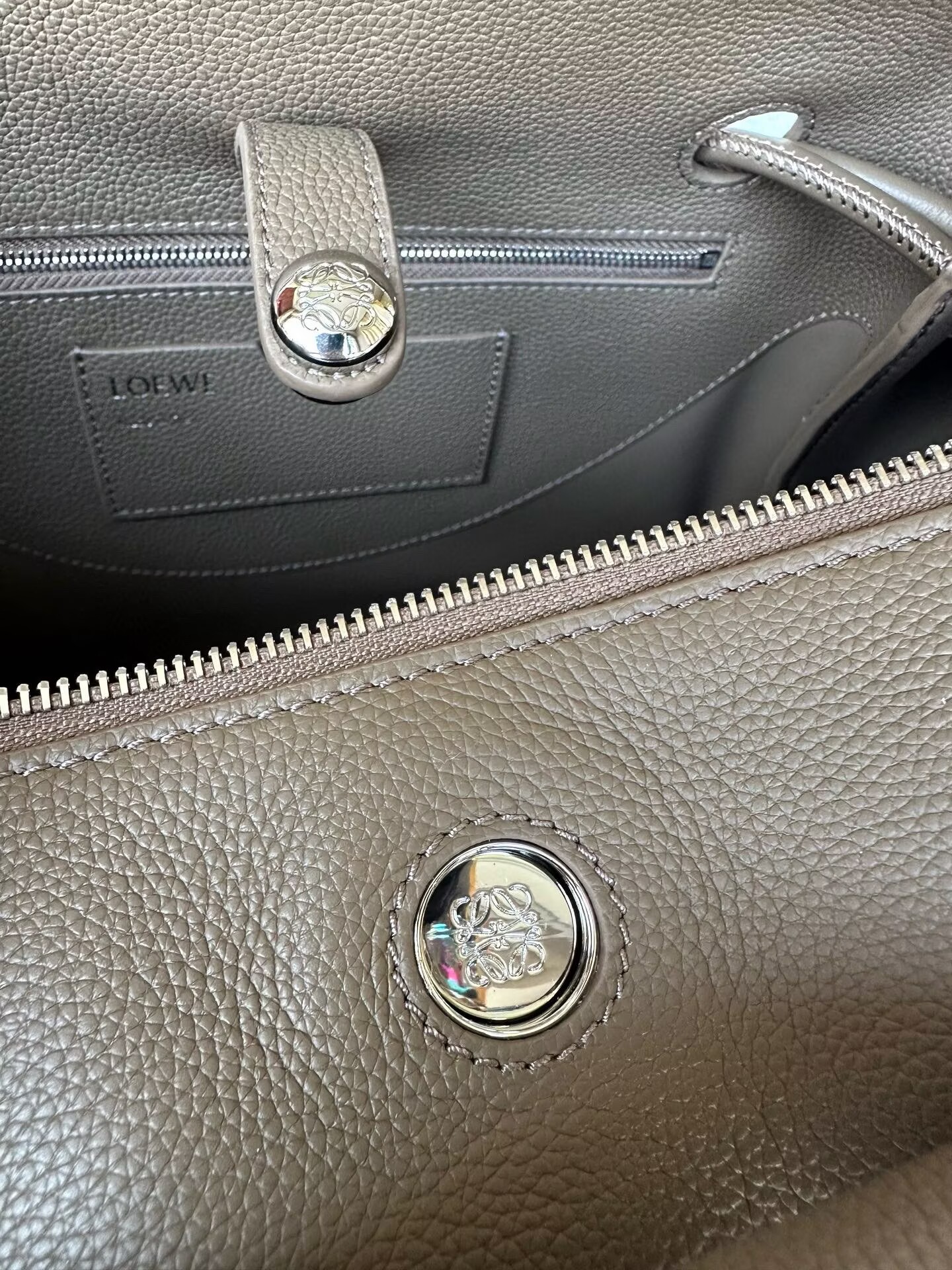 Loewe Madrid Original Leather Anagram Pebble Bag LE0255 Gray Loewe Madrid Original Leather Anagram Pebble Bag LE0255 Gray